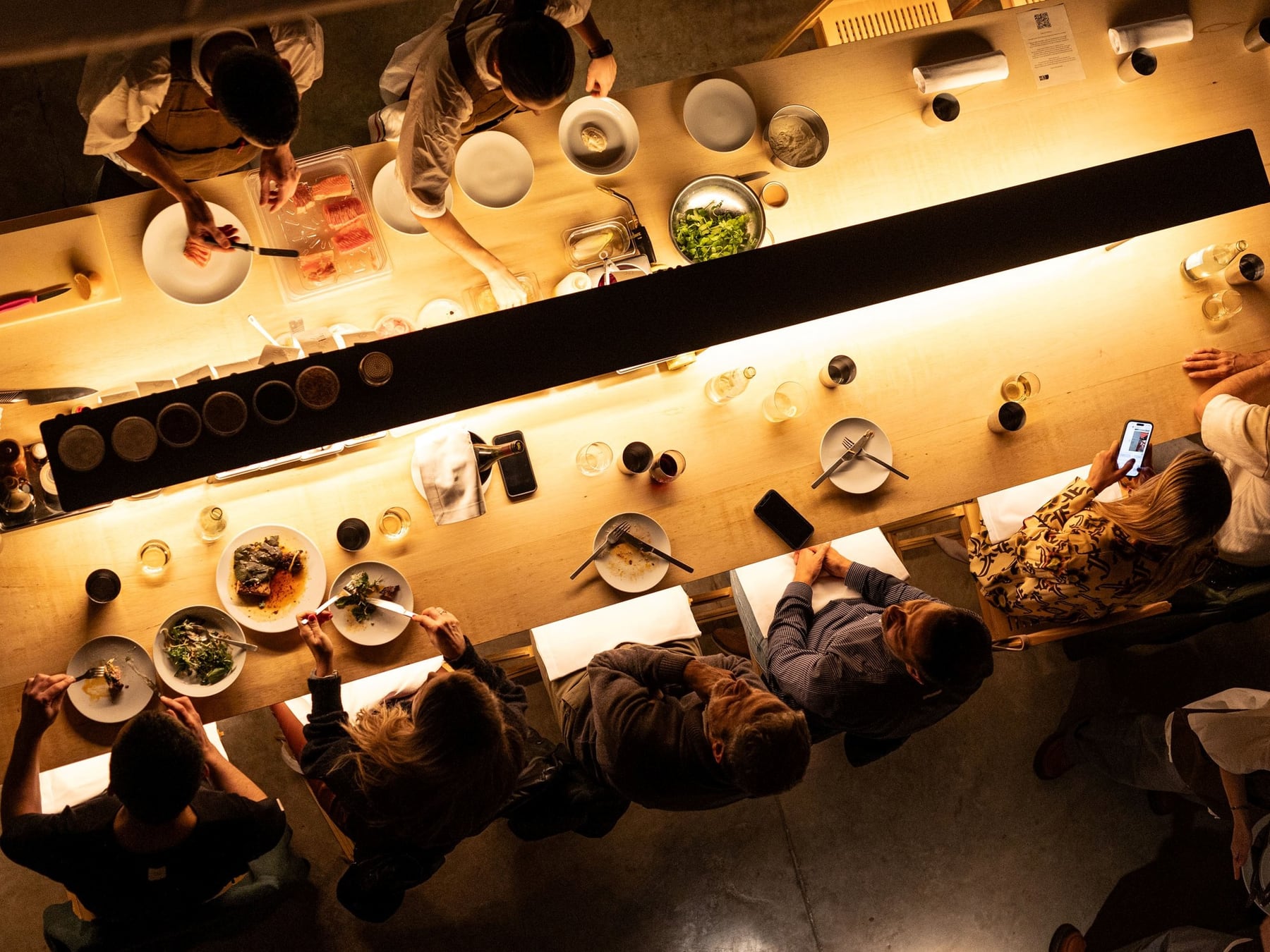 Comensales ajustados: menos plato, más pantalla y el vino que se sirve por copa