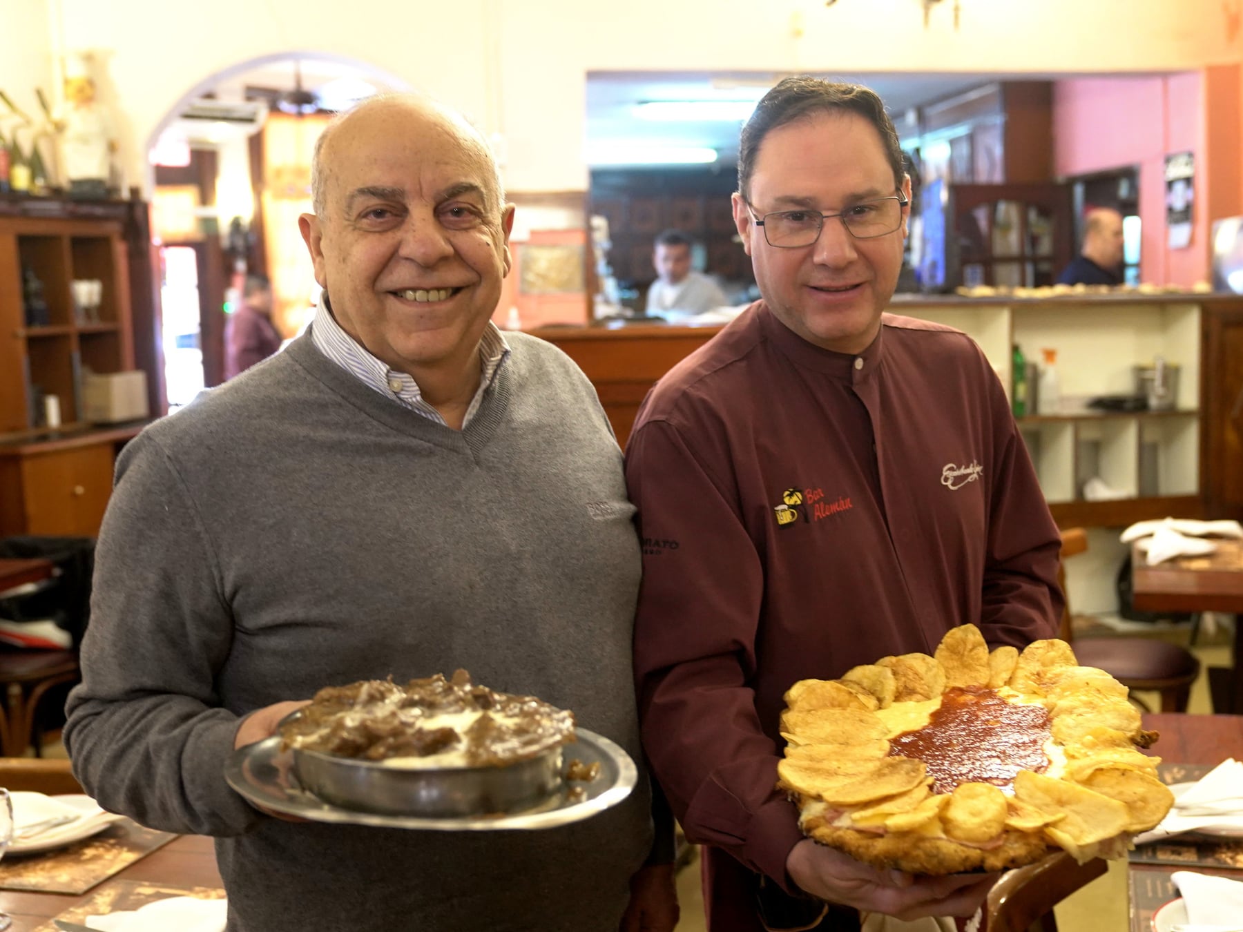 La esquina de las palmeras centenarias: el bodegón de Villa Devoto que sirve milanesas para cuatro