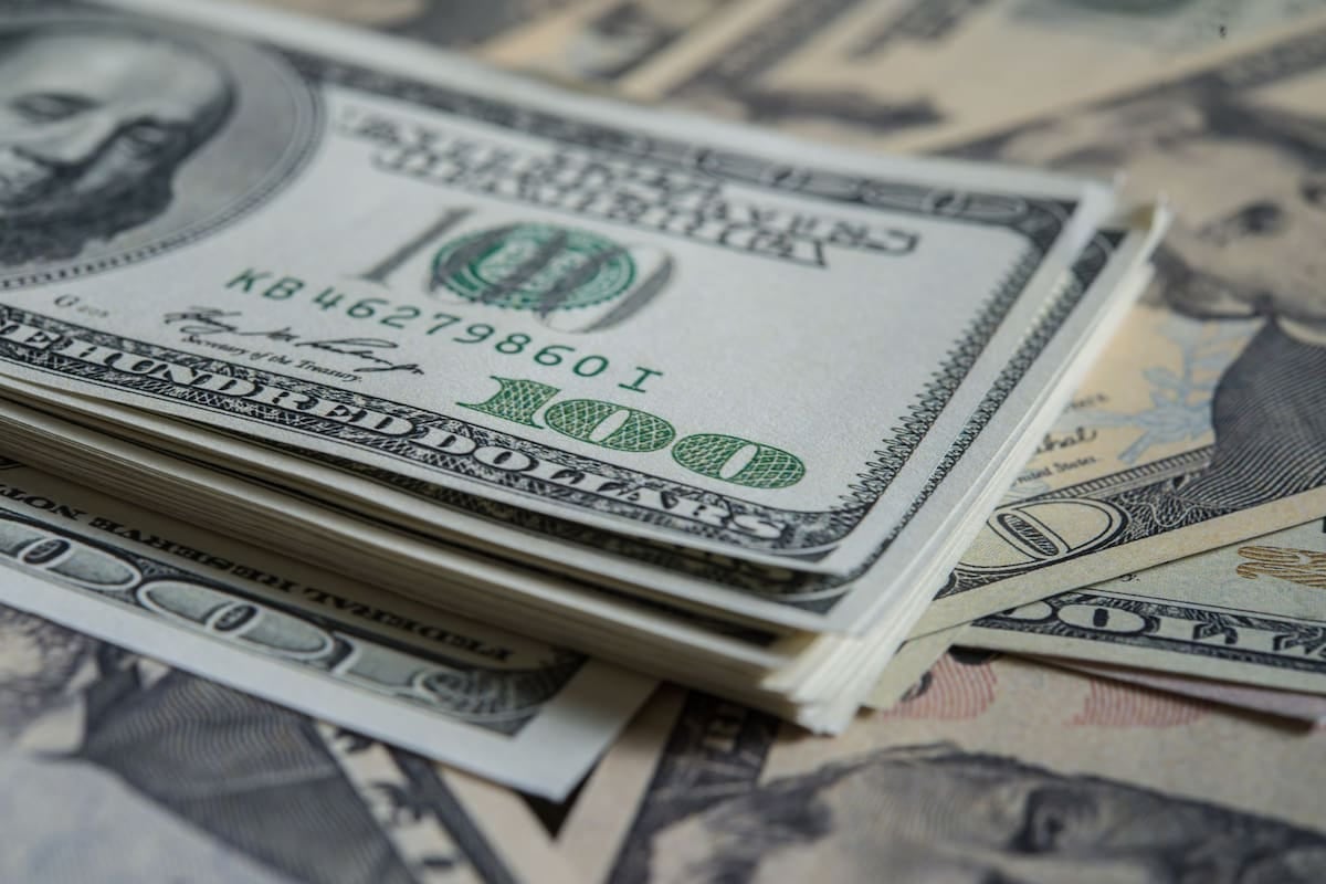 El dólar oficial navega lejos de su techo y suma otro mes de atraso frente a la inflación