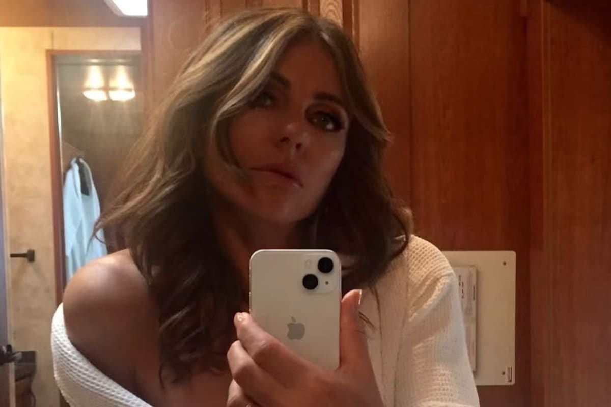 Elizabeth Hurley volvió al set de The Burbs con un anillo que le robó el protagonismo a su propio personaje
