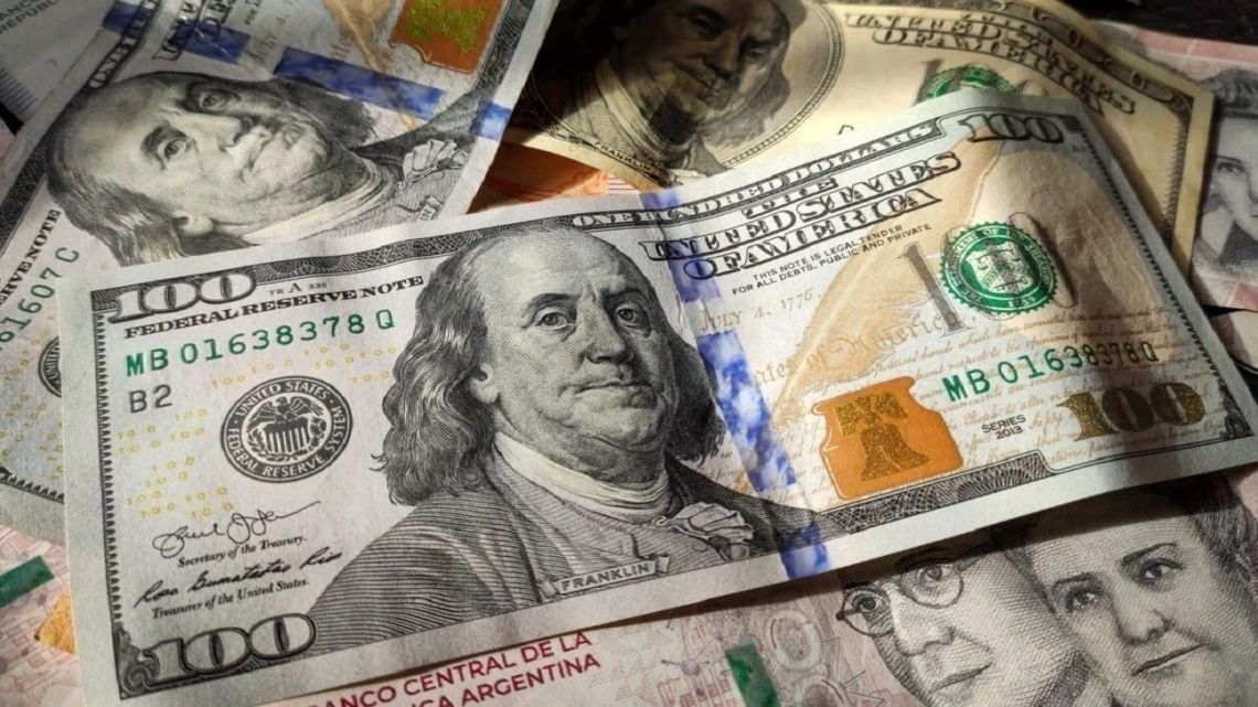 El dólar blue cedió cinco pesos y se alejó del récord: el oficial del Nación se afirma como referencia cotidiana