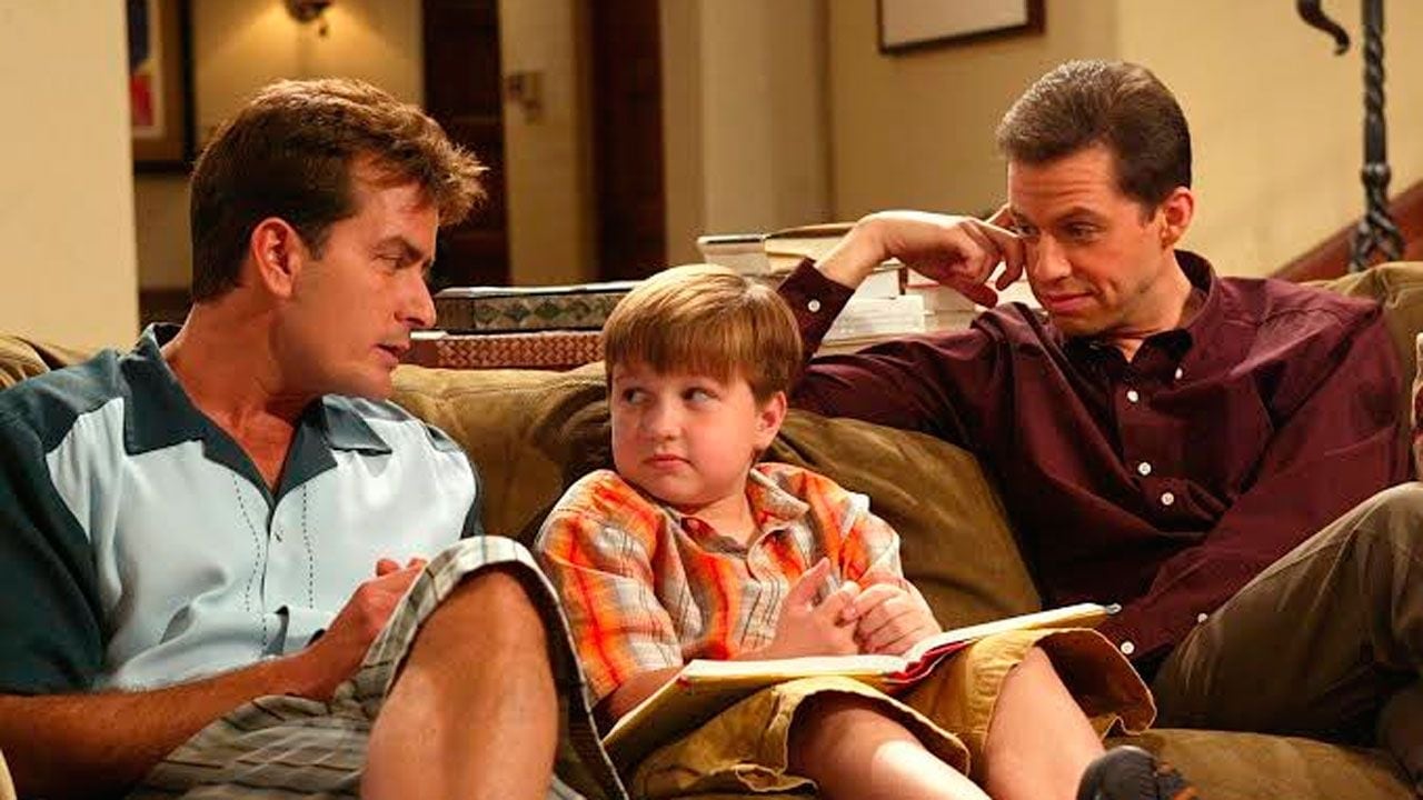 El fantasma inglés de Lorre: cómo Hugh Grant dijo no al sillón de Charlie Sheen y cambió la historia de Dos hombres y medio