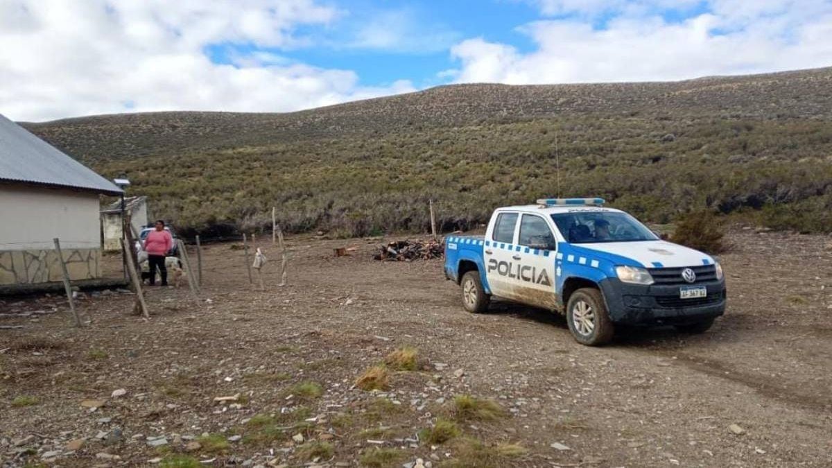 Siete días a la deriva: cómo la Policía sacó a una madre y sus tres chicos del barro en la meseta neuquina