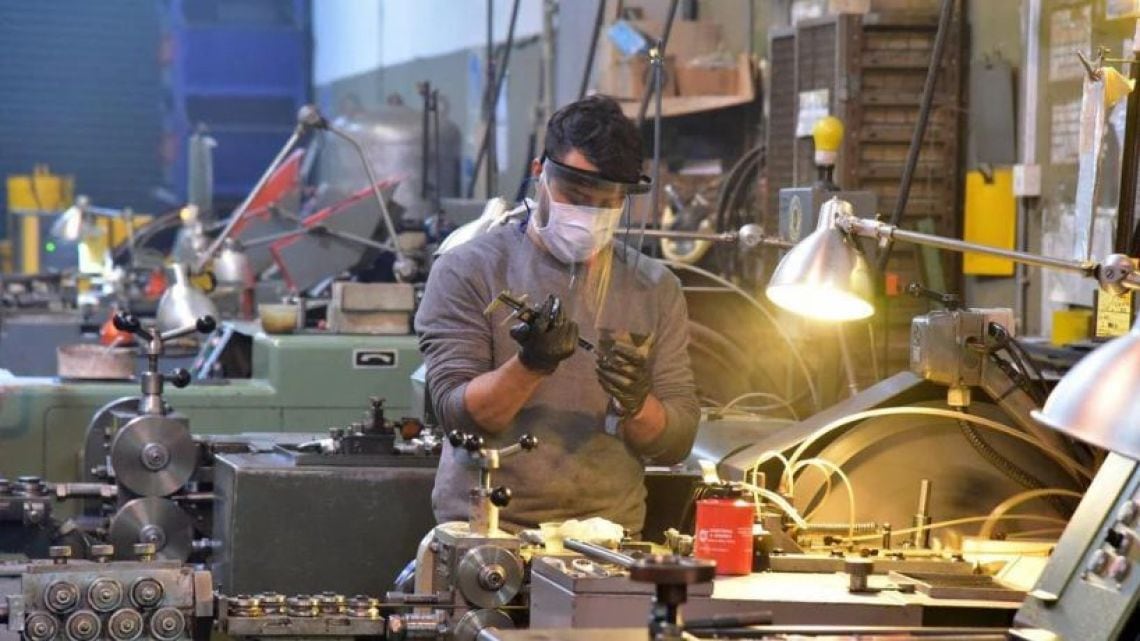 La industria opera con cuatro de cada diez puntos de su capacidad ociosos y el empleo formal se resiente