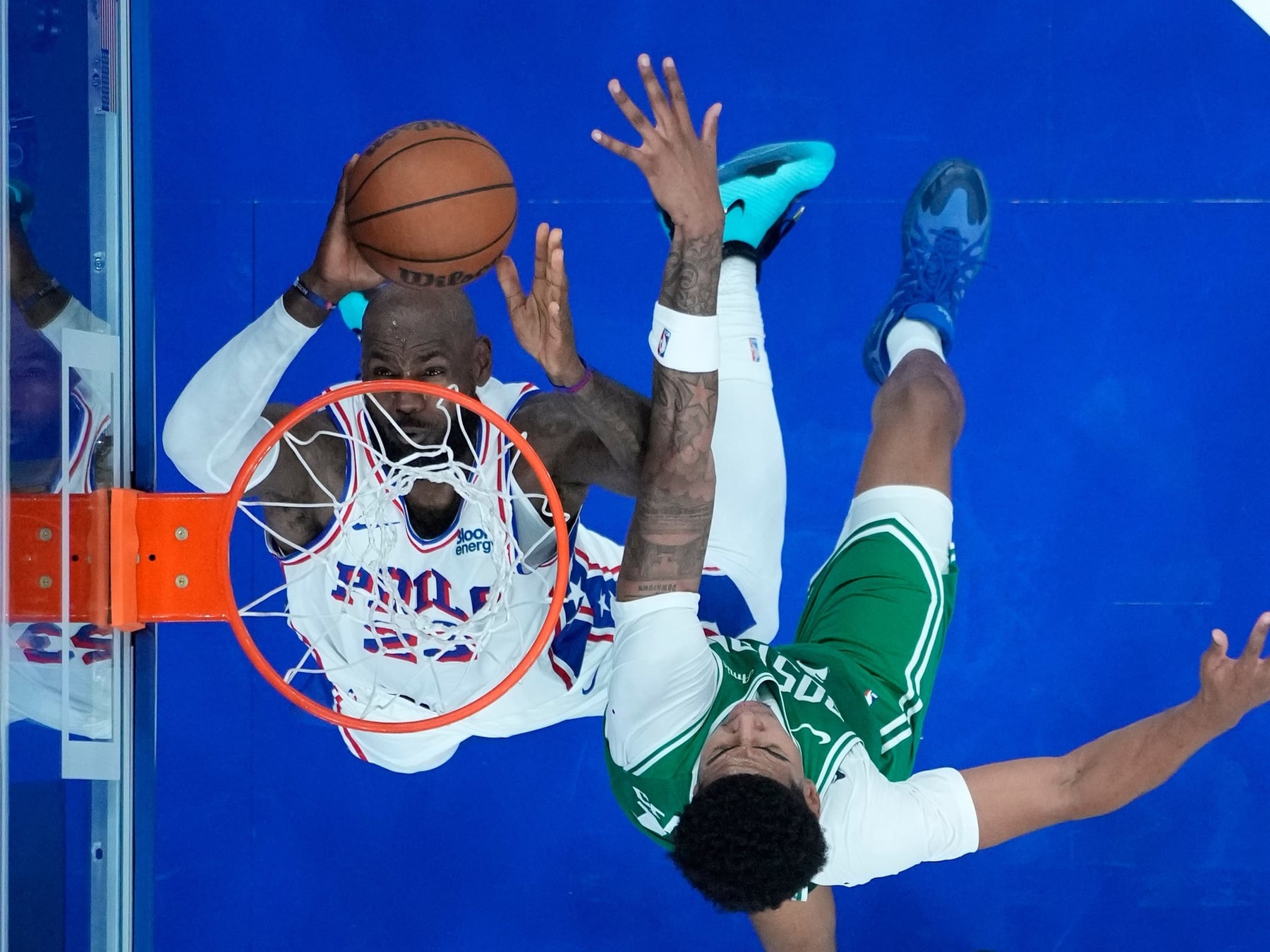 LeBron se puso la camiseta de Philadelphia y la hizo emocionar al Xfinity Mobile Arena