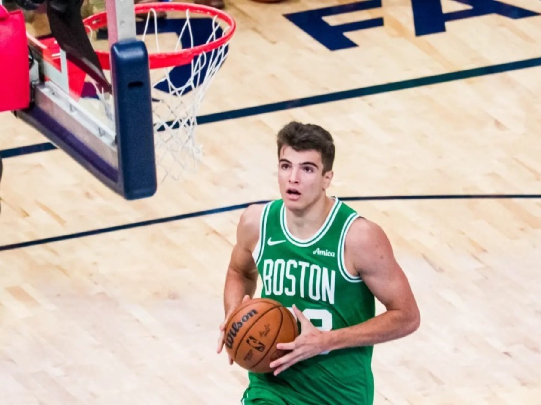 Hugo González voló en el TD Garden y los árbitros lo dejaron volar literal: cinco pasos sin que nadie cobrara