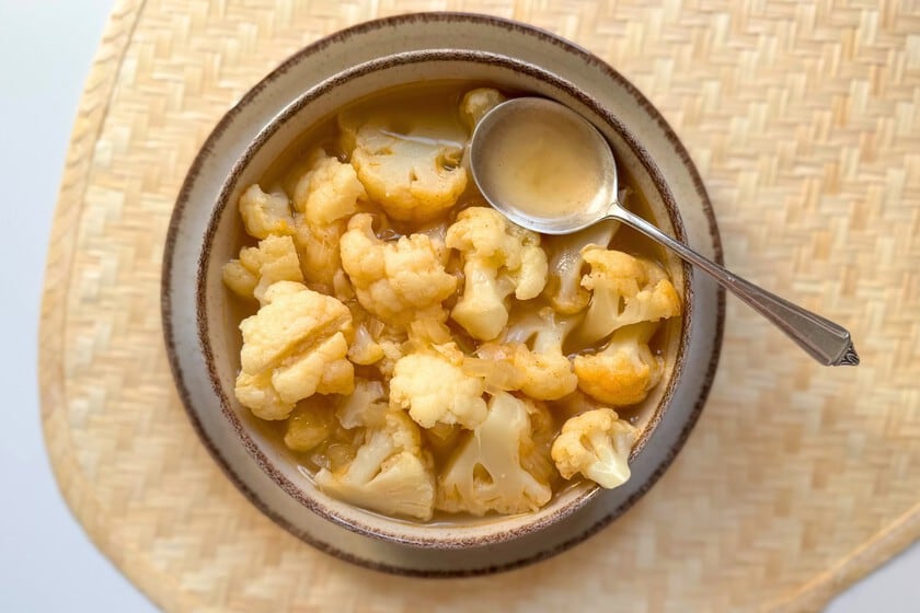 Sopa de coliflor en trozos: cuerpo, aroma y una cuchara que se hace cargo