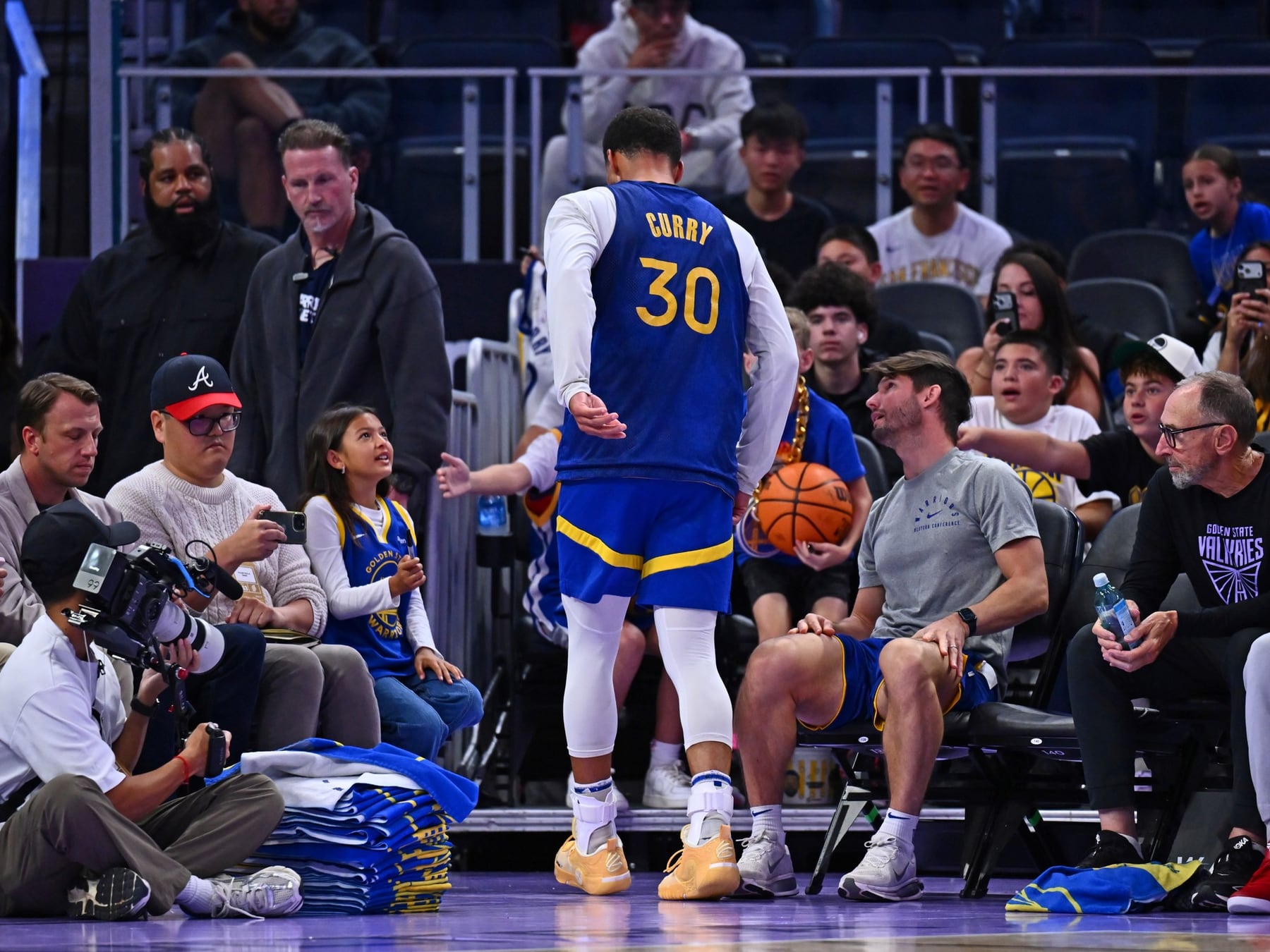 Curry renovó y enseguida se encendieron las alarmas: se torció el tobillo a días del estreno