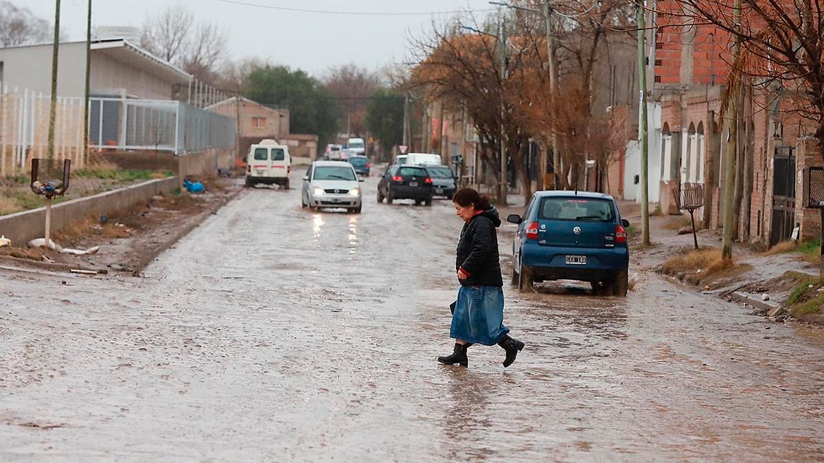 Vecinos del Neuquén que aprendieron a mirar el cielo: qué hacer antes de que el agua llegue al living