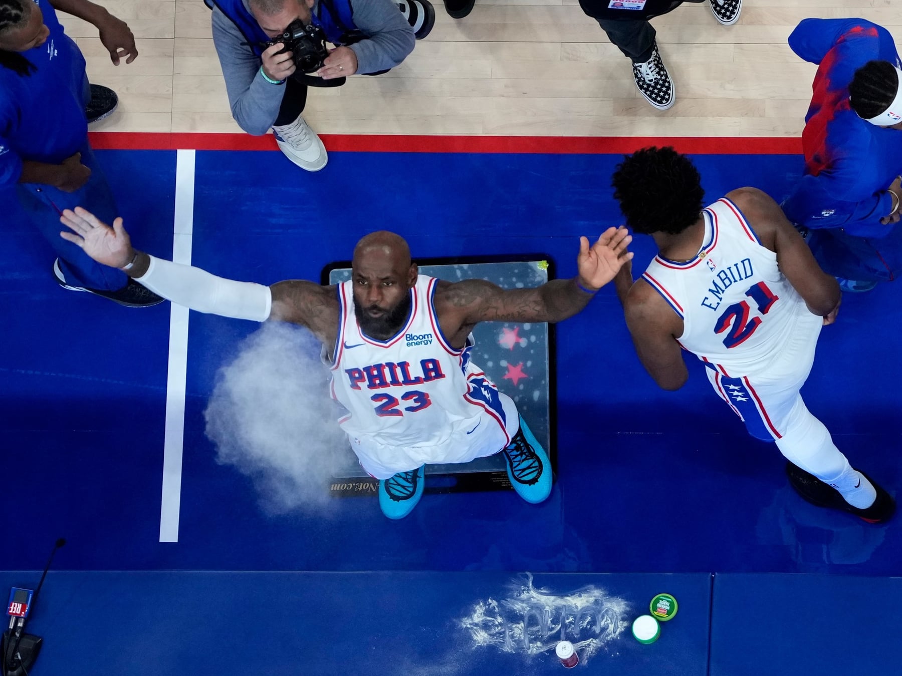 La NBA vuelve con un Monumental ajeno: LeBron debuta en Filadelfia frente al campeón Knicks