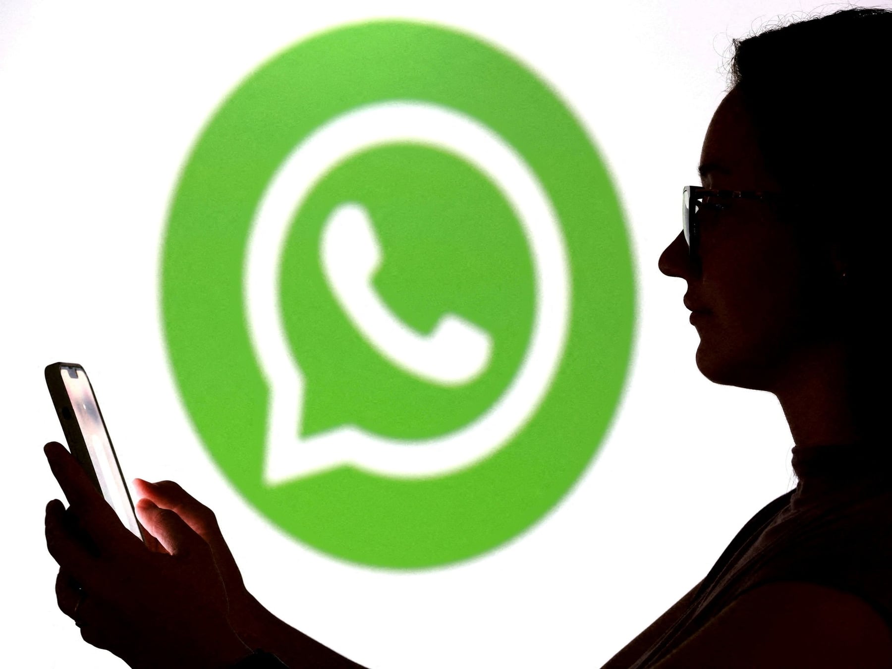 WhatsApp en cuatro pantallas: cómo auditar las sesiones activas y expulsar a un intruso en segundos