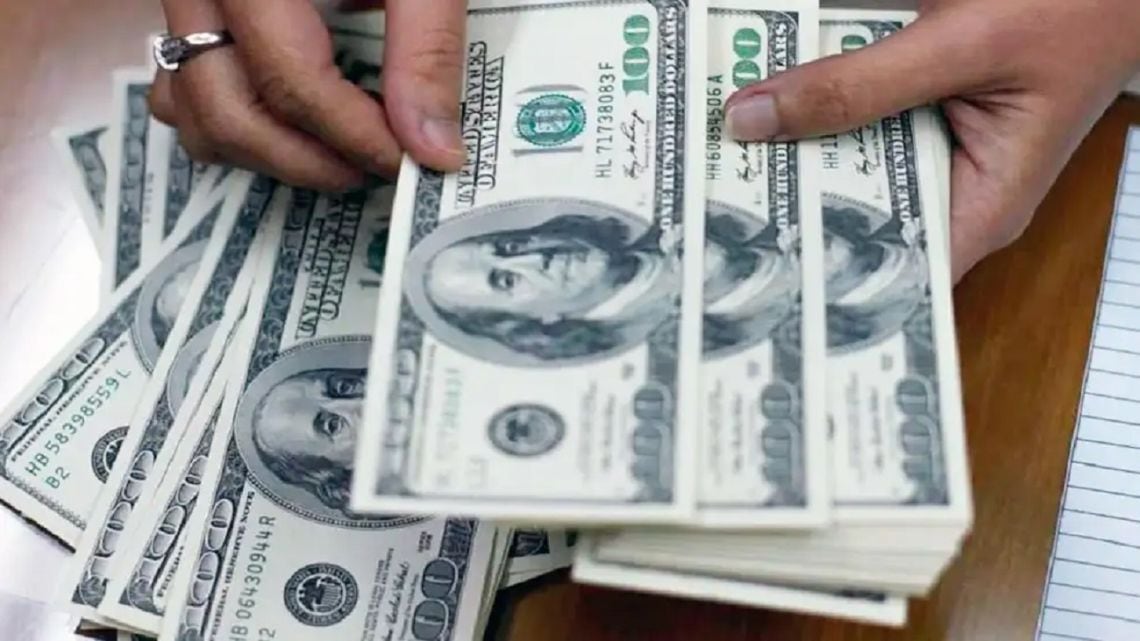 El dólar oficial alcanzó un nuevo máximo y redujo la brecha con el blue