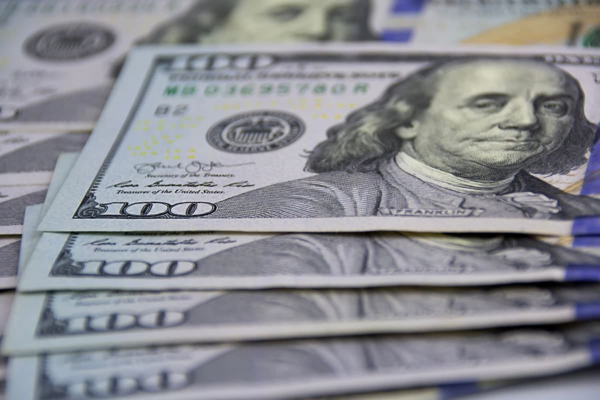 El dólar mantiene sus referencias al cerrar el viernes, con una brecha mínima