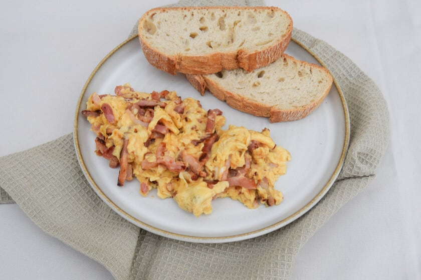 Huevos revueltos con bacon: cómo lograr una textura cremosa sin esfuerzo