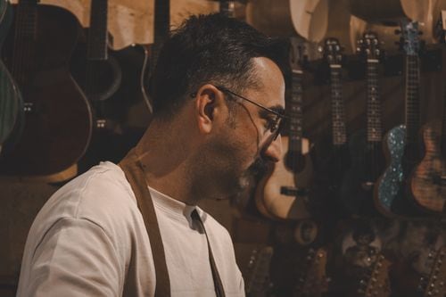 En China Muerta, un taller de luthiers que da vida a ronrocos y charangos