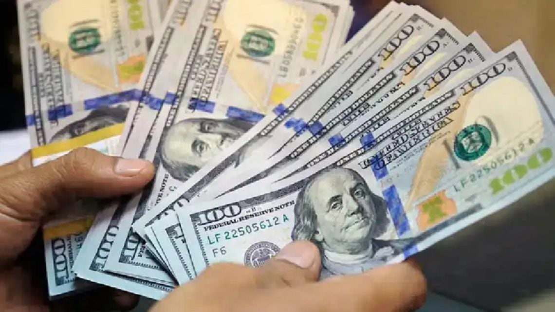 El dólar informal avanzó al inicio de la semana y terminó en 1.575 pesos